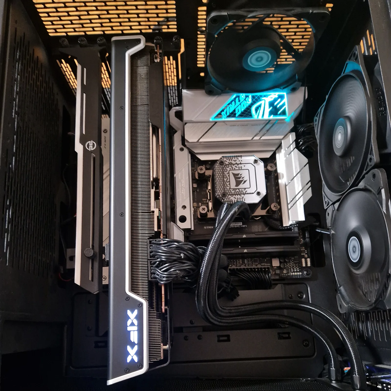 Gaming-PC von oben: Grafikkarte mit Stütze und Corsair-Wasserkühlung
