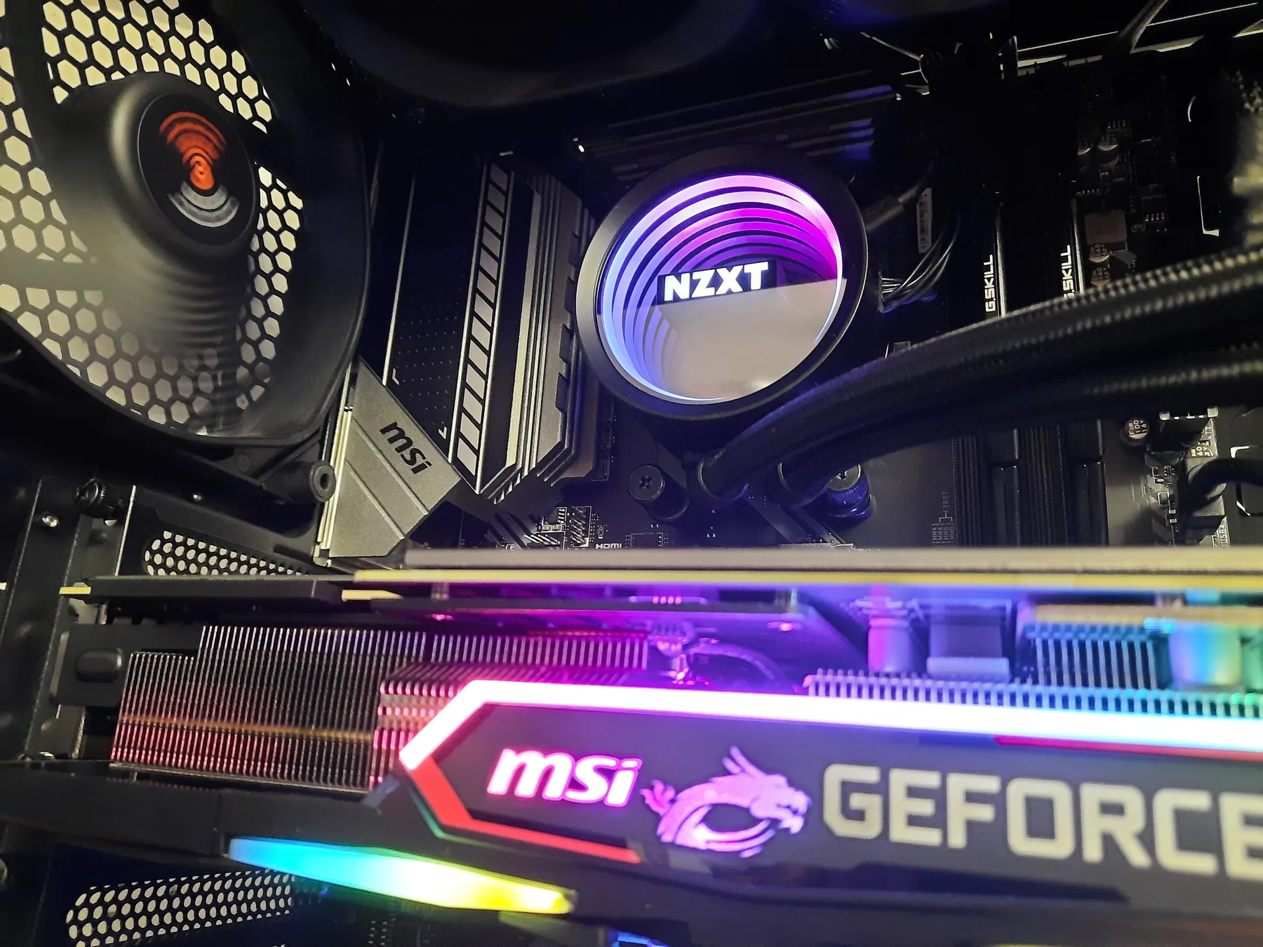 Gaming-PC mit NZXT-Wasserkühlung und RGB-Beleuchtung – montiert bei DerKaufmann