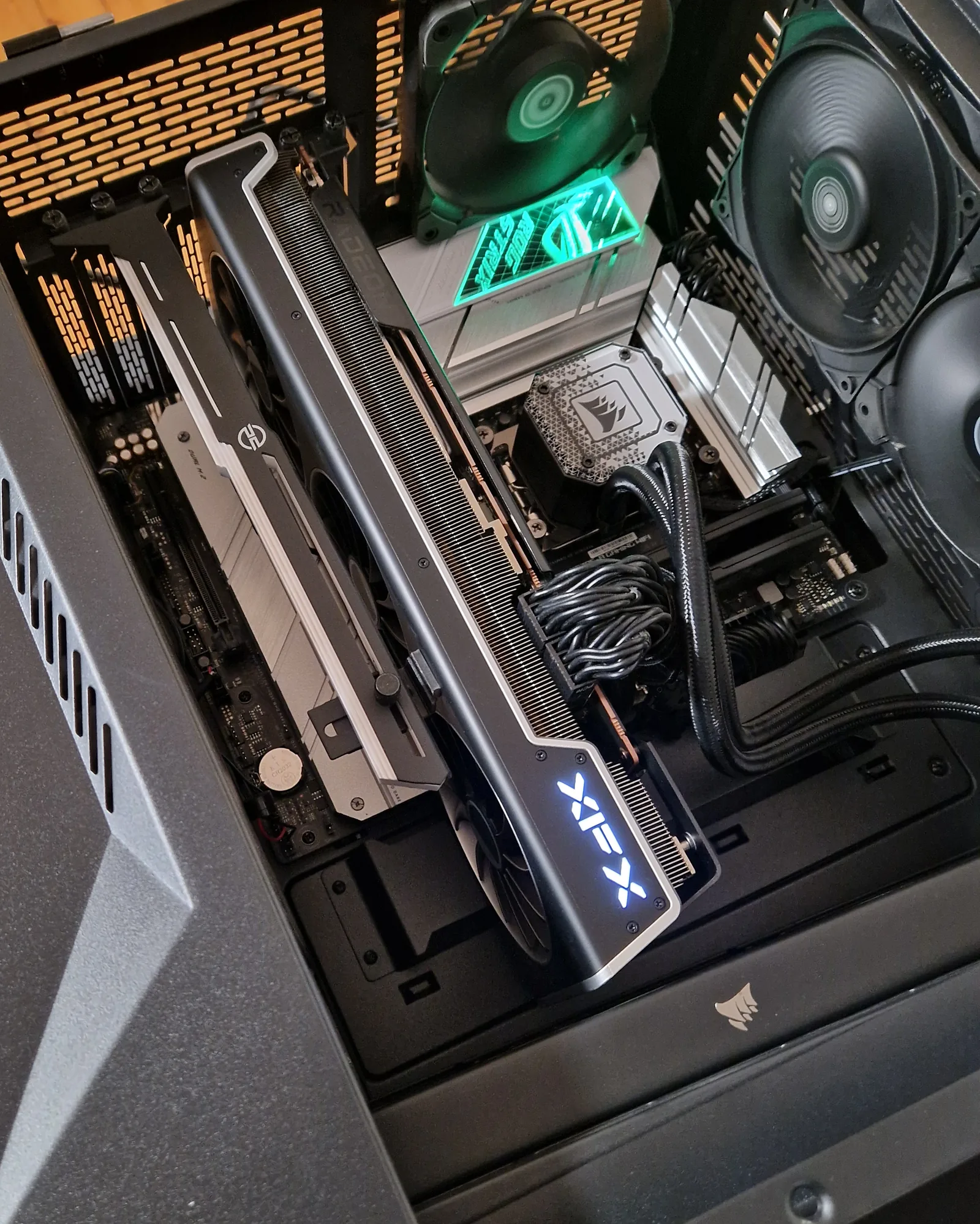 XFX-Radeon-Grafikkarte im Corsair-Gehäuse