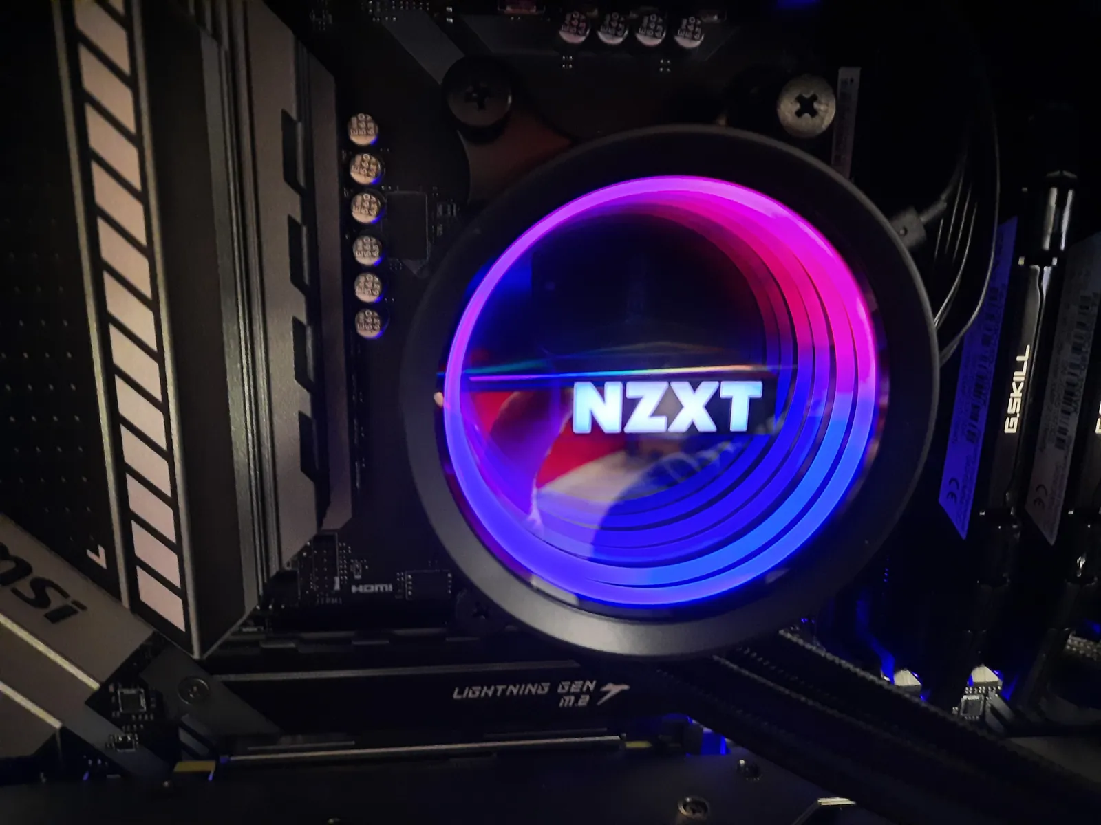 NZXT CPU-Wasserkühler mit beleuchtetem Logo auf dem Mainboard
