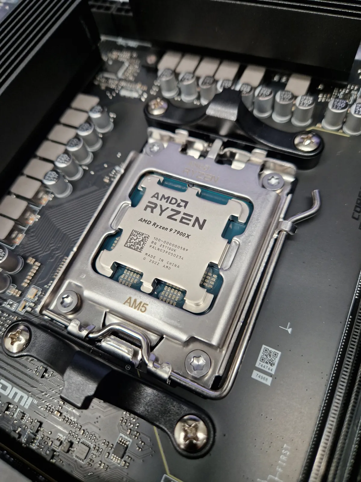 AMD Ryzen 9 7900X Mehrkern-Prozessor im AM5-Mainboard